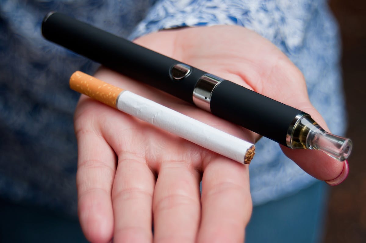 La cigarette électronique : moins nocive que la cigarette classique ? 