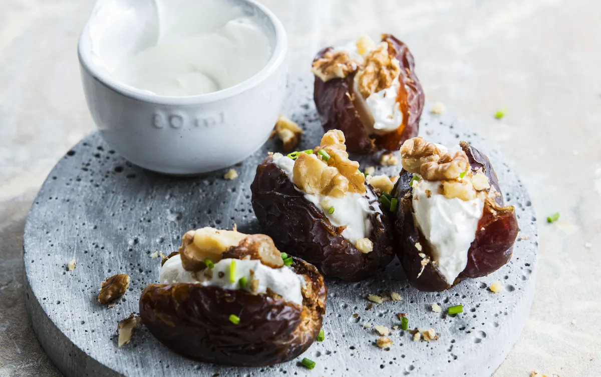Recette de dattes fourrées au chèvre et aux noix | Santé Magazine