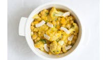 Curry de chou-fleur aux pois chiches et à la noix de coco