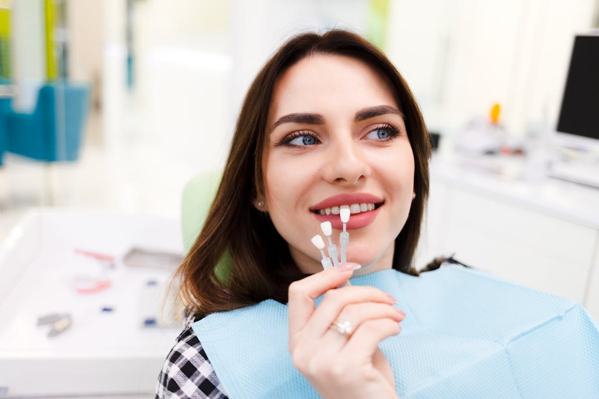Comment se passe la pose de facettes dentaires ? – Se soigner