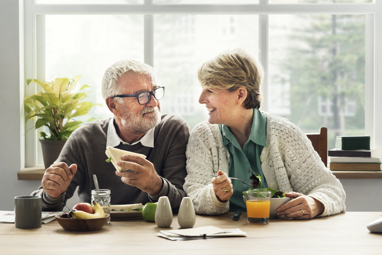 Seniors  : plusieurs types de comportements alimentaires possibles, selon leur situation de vie 