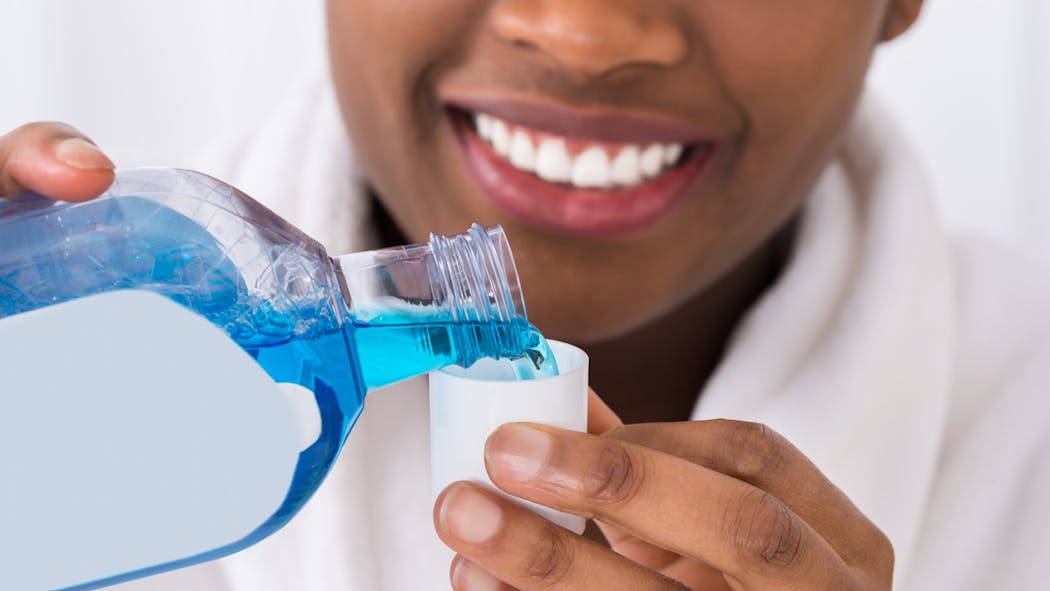 Bain de bouche pourquoi et comment l'utiliser ? Santé Magazine Bain de bouche pourquoi et comment l'utiliser ? Santé Magazine