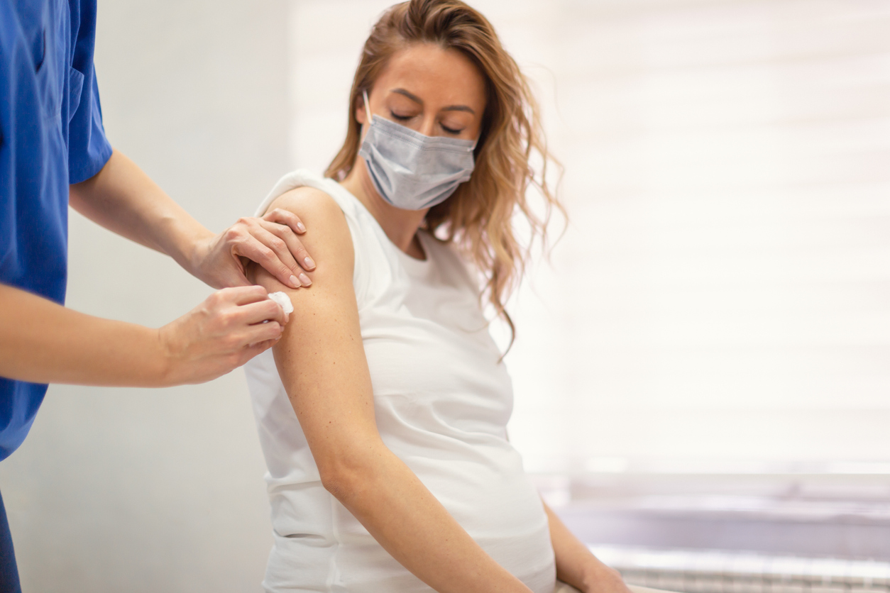 Covid-19 : l’ANSM propose aux femmes enceintes vaccinées de participer à une étude