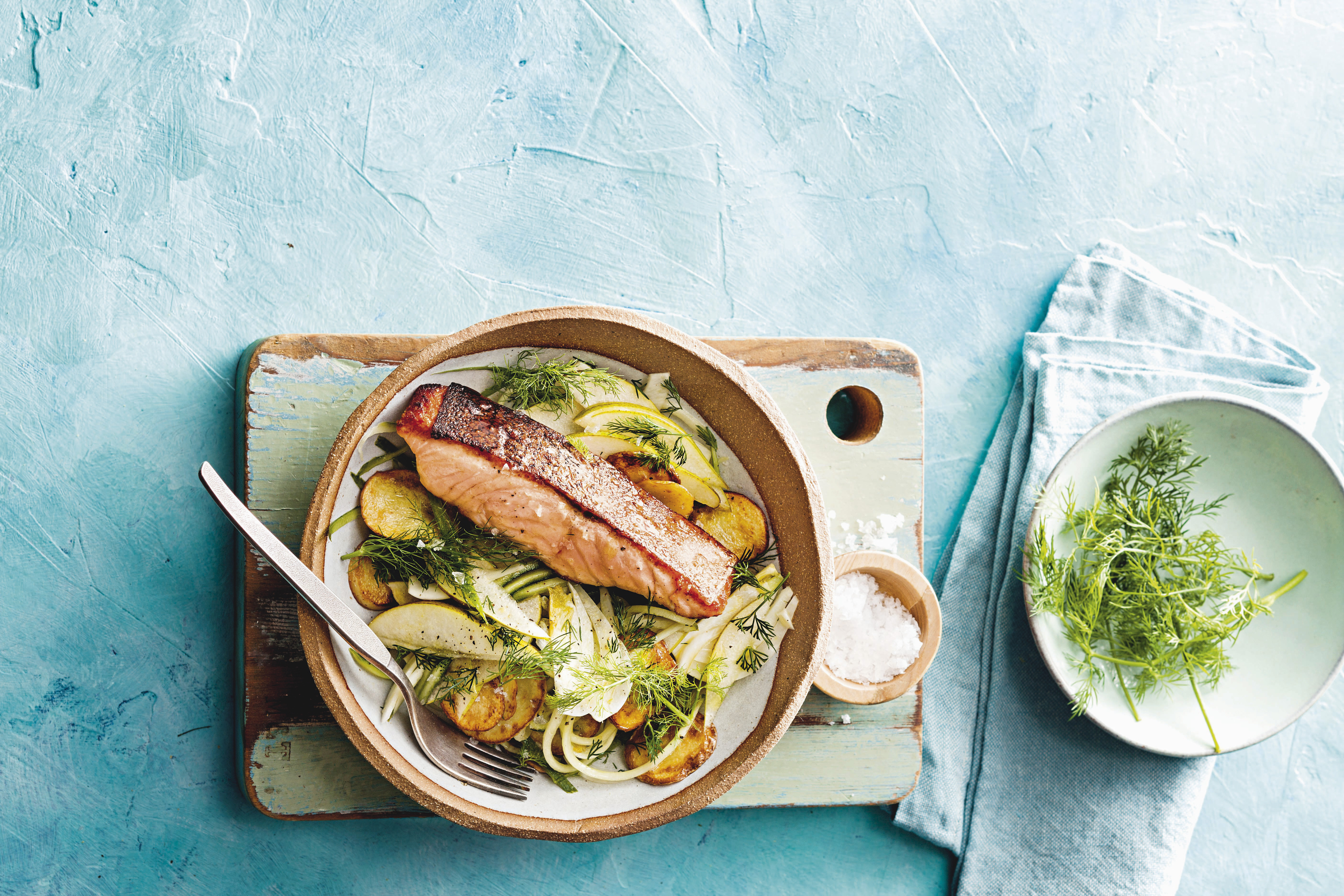 Recette De Saumon Poele Salade De Fenouil Pommes De Terre Et Poire Sante Magazine