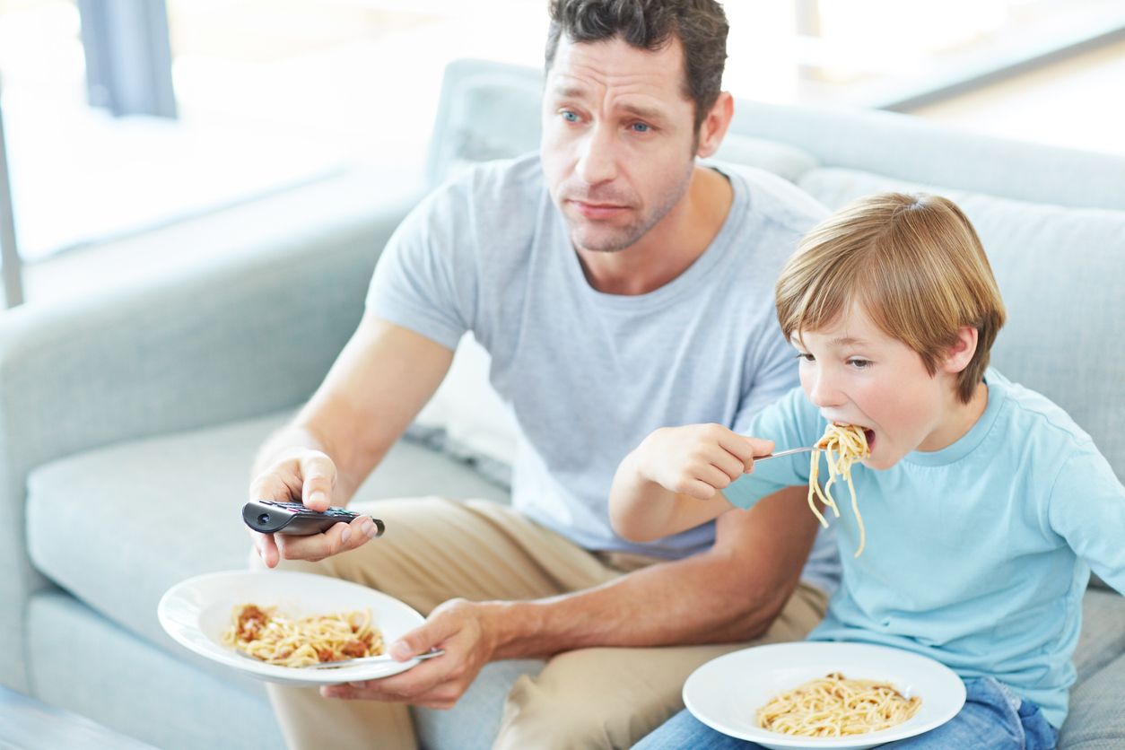 Le langage des enfants est moins développé si la télévision est allumée pendant les repas familiaux
