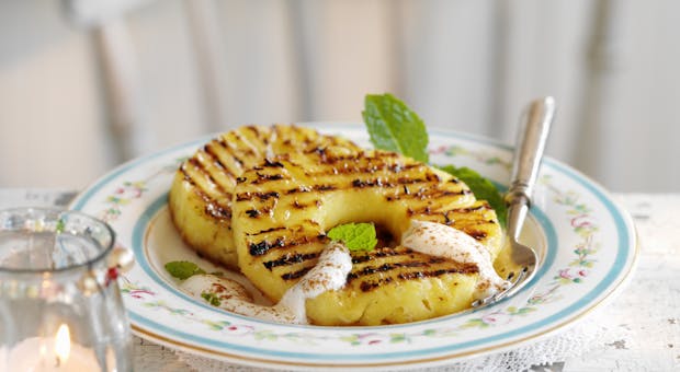 Ananas rôti au fromage blanc et à la cannelle