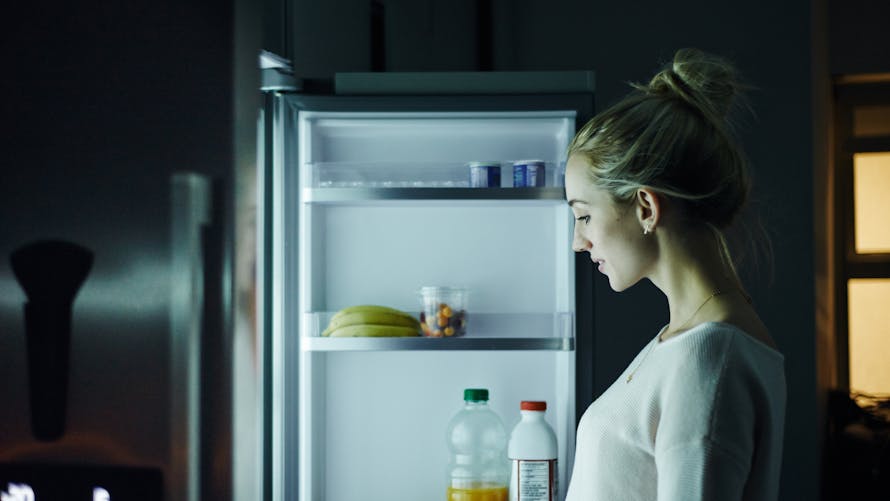 Femme devant un frigo 