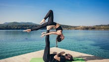 Yoga en couple : découvrez l’acroyoga, un sport très sexy