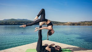 Yoga en couple : découvrez l’acroyoga, un sport très sexy  