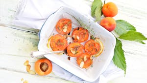Abricots rôtis au thym et aux amandes grillées