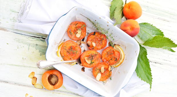 Abricots rôtis au thym et aux amandes grillées