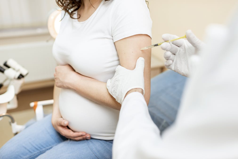 les vaccins a arnm contre le covid 19 desormais conseilles en debut de grossesse sante magazine