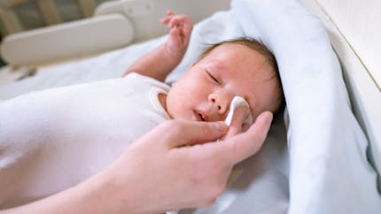 Comment soigner une conjonctivite chez le bébé ?