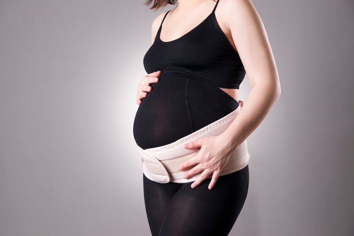 Ceinture de grossesse avec laçage enveloppant le ventre