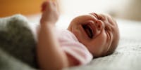 Les coliques chez bébé provoquent des pleurs intenses. 