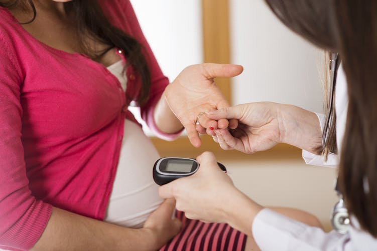 Diabète gestationnel : comment surveiller sa glycémie capillaire ?