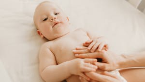 Comment bien masser votre bébé ?