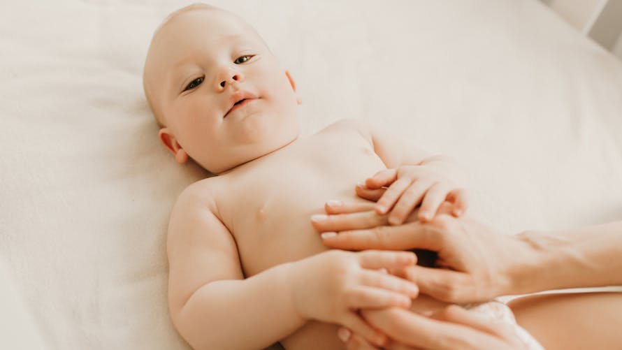 Bébé : les techniques de massage pour le relaxer