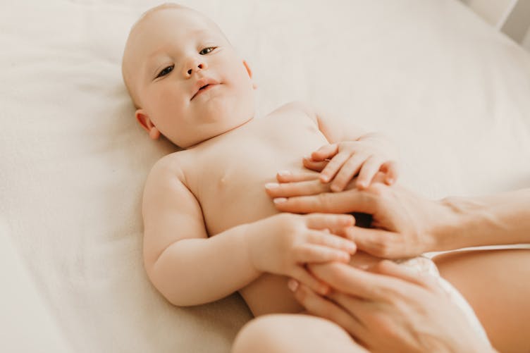 Bébé : les techniques de massage pour le relaxer