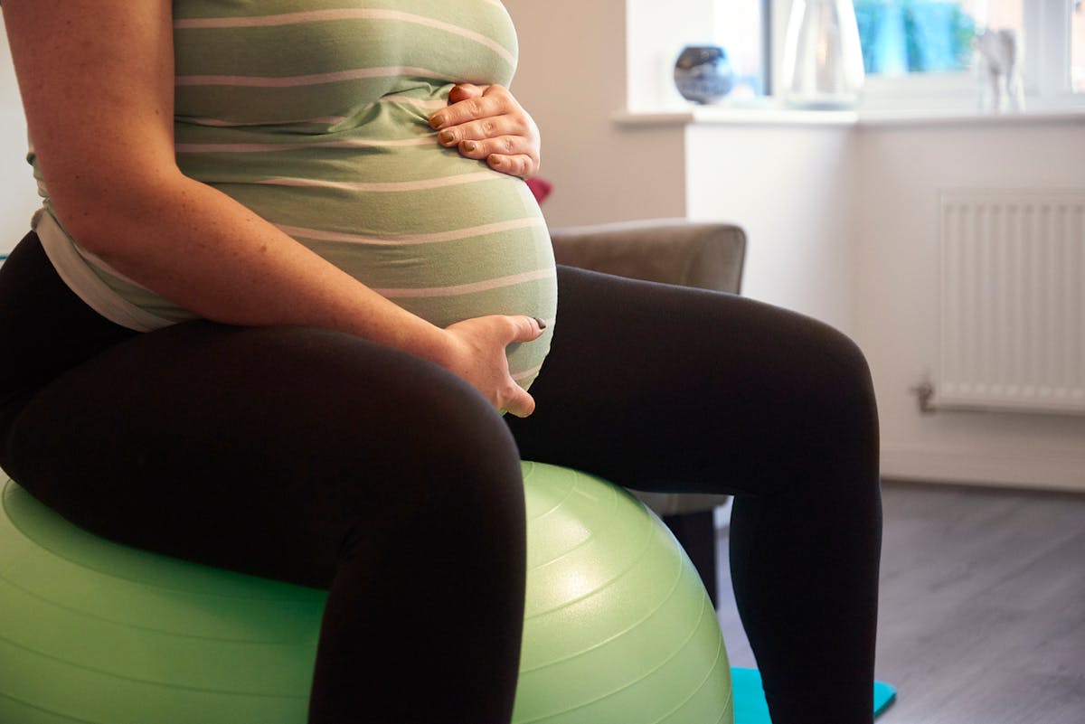 Exercices Yoga prénatal sur ballon de grossesse pour soulager les douleurs  