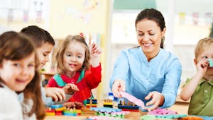 Qu'est-ce qu'une assistante maternelle agréée et comment la choisir ?