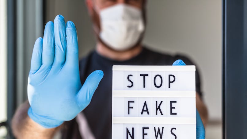 Un écran lumineux avec écrit "Stop fake news"