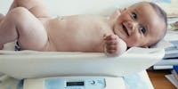 Courbe de croissance : surveiller le poids et la taille du bébé fille