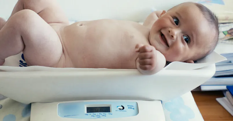 Poids Et Taille Comment Suivre La Courbe De Croissance De Son Bebe Fille Sante Magazine Poids Et Taille Comment Suivre La Courbe De Croissance De Son Bebe Fille Sante Magazine