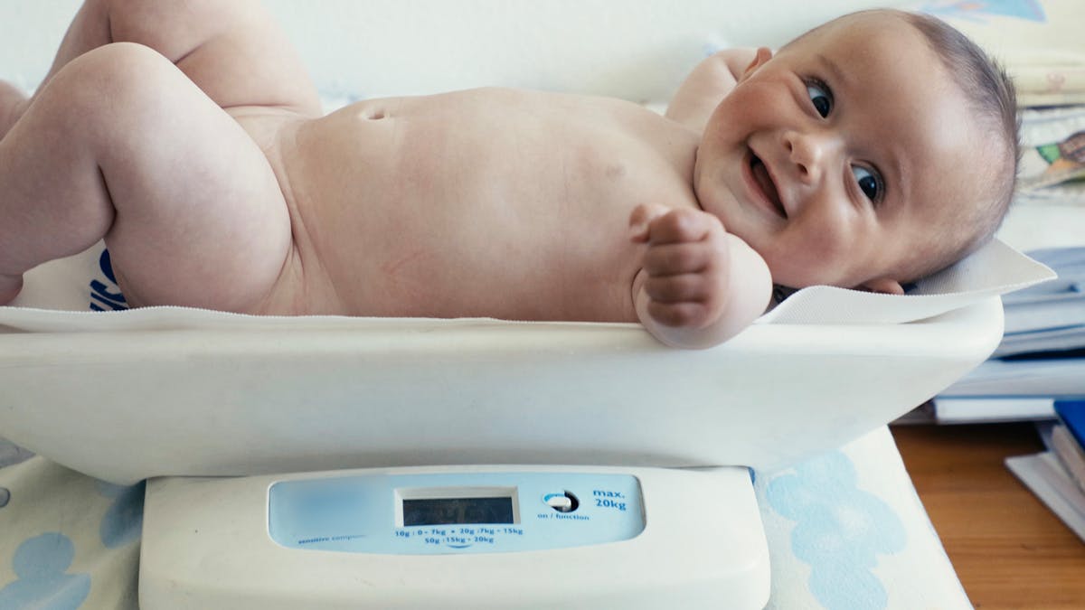 Poids Et Taille Comment Suivre La Courbe De Croissance De Son Bebe Fille Sante Magazine Poids Et Taille Comment Suivre La Courbe De Croissance De Son Bebe Fille Sante Magazine