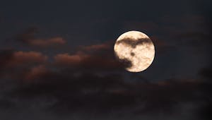 Le sommeil des hommes pourrait être plus influencé par la lune