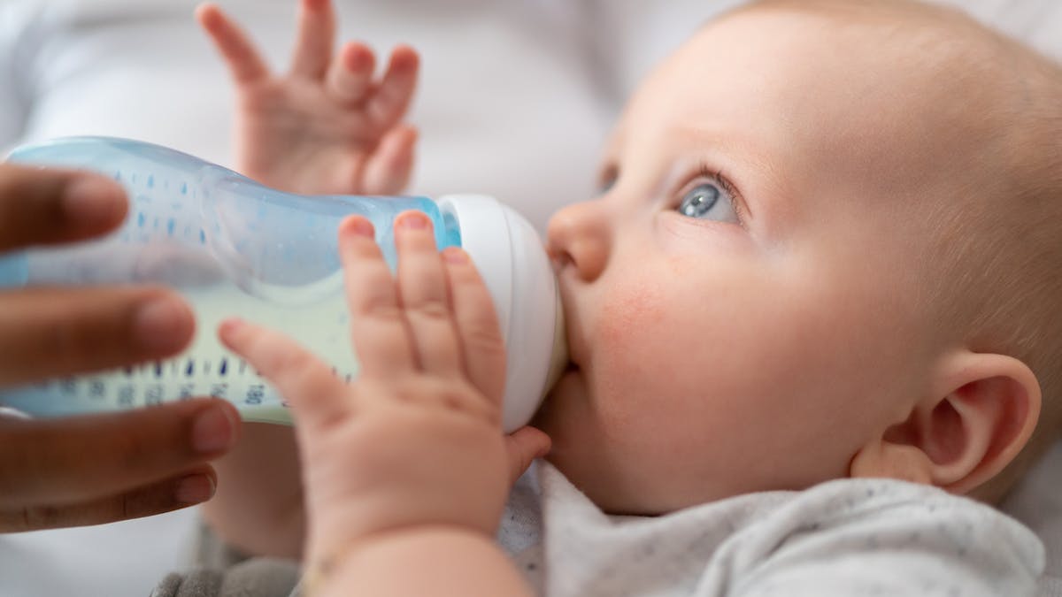 Donner Le Biberon Au Bebe Mode D Emploi Sante Magazine Donner Le Biberon Au Bebe Mode D Emploi Sante Magazine