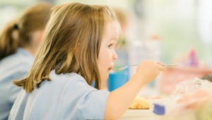 Aider les enfants à manger sainement à la cantine