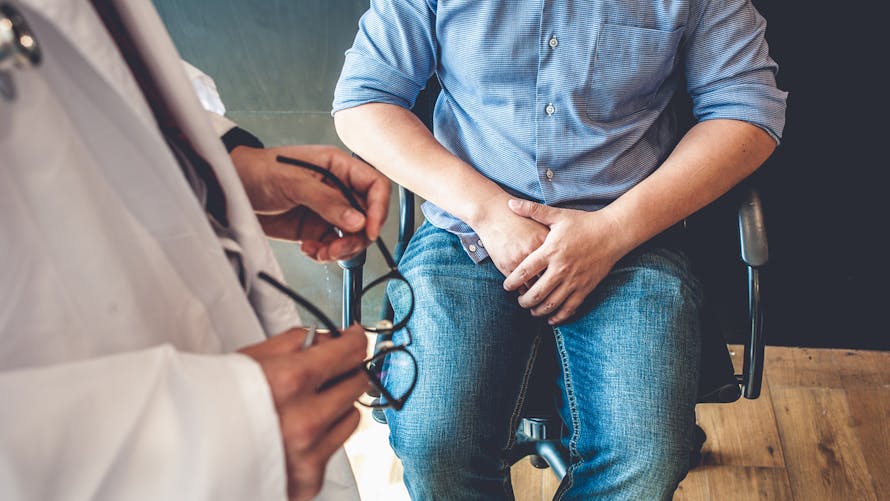 Un homme discutant de sa santé avec un médecin.