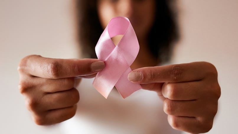 Evelyne Dhéliat a été victime d'un cancer du sein.