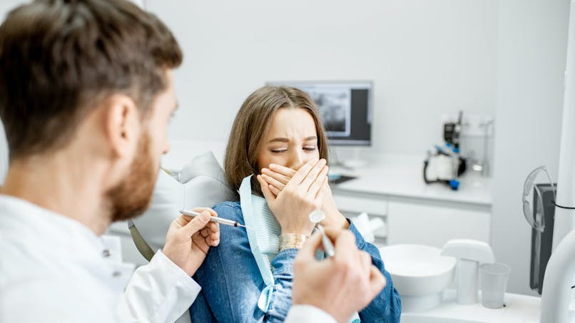 Femme qui a peur du dentiste (Stomatophobie)