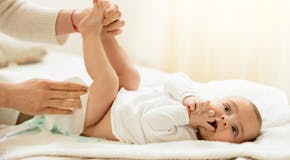 Couleurs des selles chez bébé : comment les interpréter ?