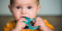 La poussée dentaire, une période douloureuse pour l'enfant de 6 mois à 2 ans