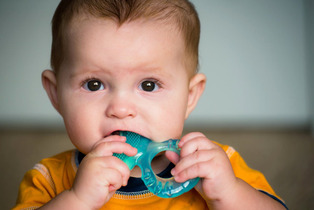 Poussée dentaire bébé - Bébé fait ses dents - Première dent bébé