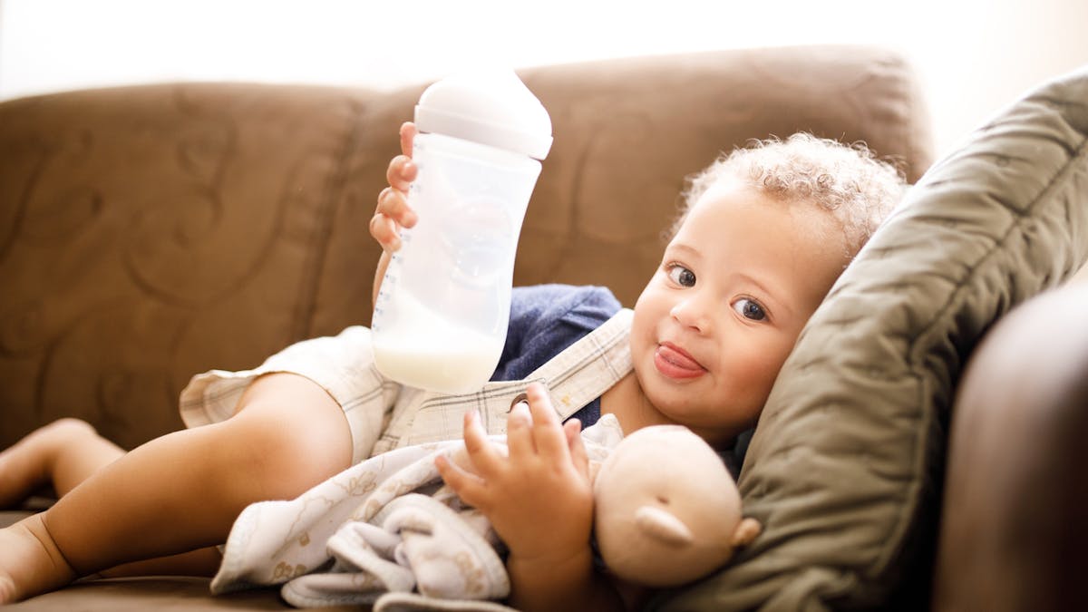 Quel lait infantile choisir pour un enfant qui ne tolère pas les protéines de lait de vache ?