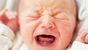 Frein de langue du bébé trop court : faut-il vraiment opérer ?