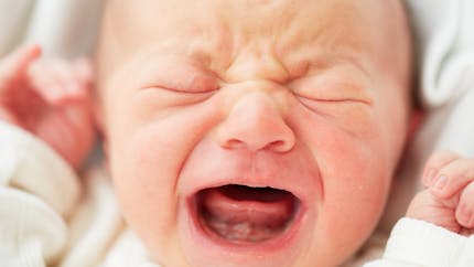 Frein de langue du bébé trop court : faut-il vraiment opérer ?