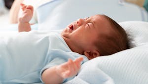 Syndrome de Kiss chez le bébé : fausse pathologie ou vraie arnaque ?