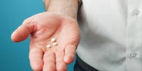 homme qui tient dans sa main une pilule, contraception masculine
