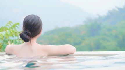 Une jeune fille contracte une gonorrhée après s’être baignée dans une piscine thermale