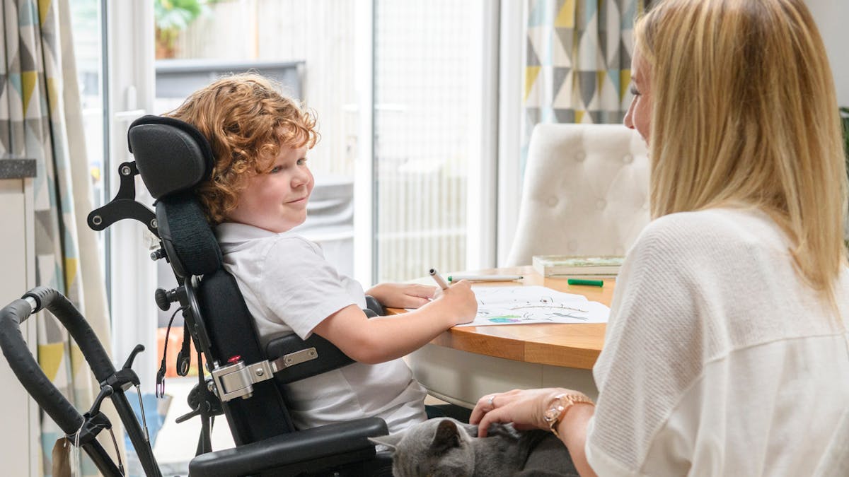 Enfant en fauteuil roulant, atteint d'une myopathie