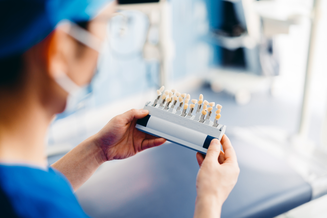 Se limer les dents avant la pose de "facettes", une tendance qui inquiète les dentistes Santé