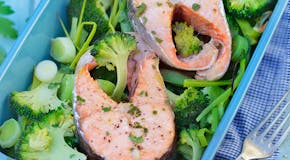 Darne de saumon au brocoli et aux poireaux