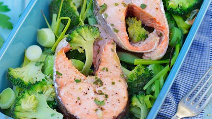 Darne de saumon au brocoli et aux poireaux