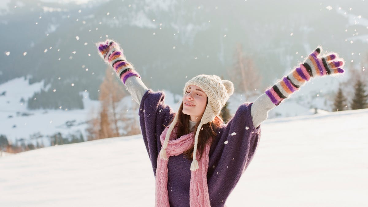 femme-jettant-de-la-neige