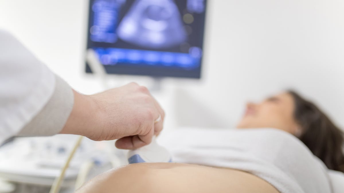 Femme enceinte qui effectue une échographie